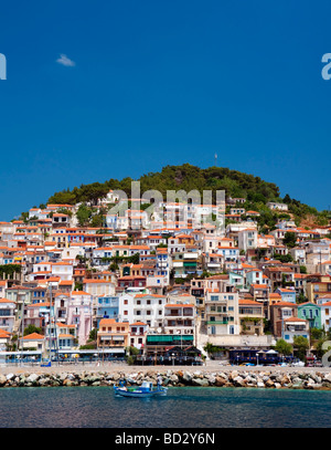 Vue de la ville de Plomari sur l'île grecque de Lesbos en Mer Egée Banque D'Images