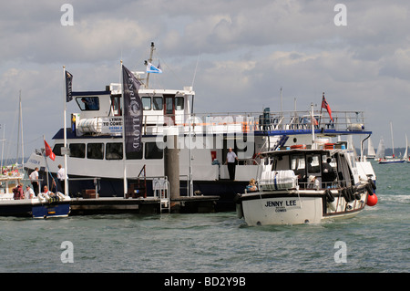 La semaine de Cowes regatta 2009 Vue générale de ferry-boats sur Trinity Landing Cowes Ile de Wight Angleterre UK Banque D'Images