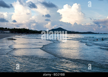 La plage de Chaweng à Koh Samui au crépuscule Banque D'Images