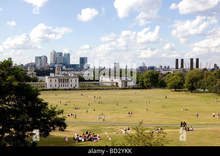 Une vue sur le parc de Greenwich avec Canary Wharf skyline en arrière-plan Banque D'Images