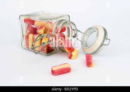 Studio shot de bonbons dans retroussé pot ouvert sur un fond blanc. Banque D'Images