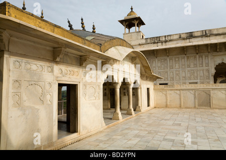 Khas Mahal, dans le Fort Rouge, Agra, avec des murs décorés de reliefs sculptés. Agra, Inde. Banque D'Images