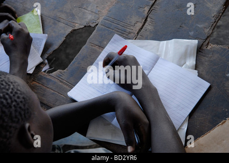 D'anciens enfants soldats apprennent à écrire le français au Centre de transit et d'orientation, soutenu par l'UNICEF dans la ville de Goma Nord-Kivu Congo RD Banque D'Images