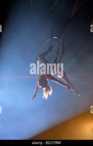 Artiste de cirque à l'aide de acrobat cerceau aérien aussi connu sous le nom de "Cerceau" ou "Lyra" un appareil d'acier circulaire Banque D'Images