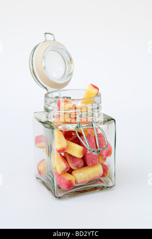 Studio shot of open bonbons dans un bocal en verre sur un fond blanc. Banque D'Images