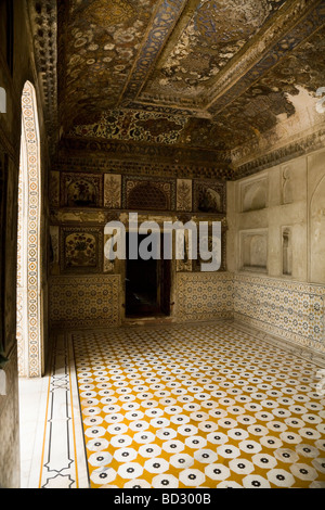 L'intérieur d'une pièce ou d'antichambre d'Itmad-ud-Daulah mausolée. L'Agra. L'Inde. Banque D'Images