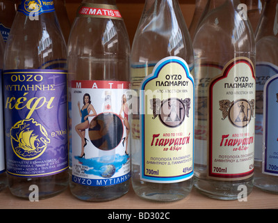 Détail de l'Ouzo local bouteilles pour vendre en boutique sur l'île de Lesbos en Grèce Banque D'Images