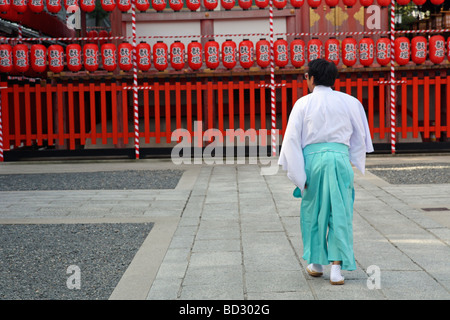 En moine Shinto Fushimi Inari Taisha. Le protocole de Kyoto. Kansai. Le Japon Banque D'Images