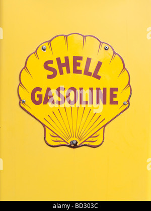 Détail de logo Shell sur la pompe à essence ancienne Banque D'Images