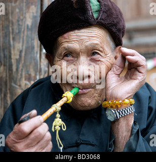 Ancien Portrait Dong man smoking pipe Zhaoxing Guizhou Province Chine Banque D'Images