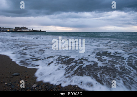 Recueillir des nuages sur Queens beach à Aberystwyth au Pays de Galles Banque D'Images