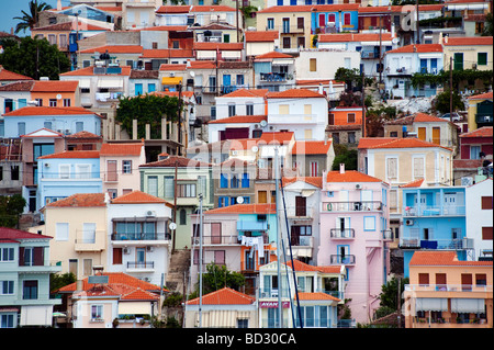 Vue de la ville de Plomari sur l'île grecque de Lesbos en Mer Egée Banque D'Images