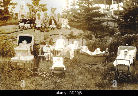 Grand groupe d'enfants bien habillés et nourrissons de Resort Banque D'Images