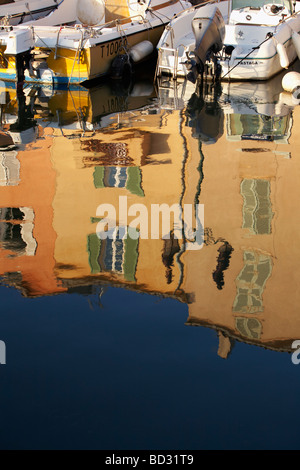 Reflet de rue Jean Jaurès dans le port St Tropez Provence Alpes Côte d Azur France Banque D'Images