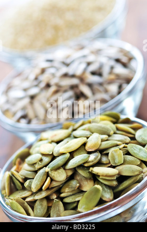 Graines de sésame et de tournesol citrouille close up dans bol en verre Banque D'Images