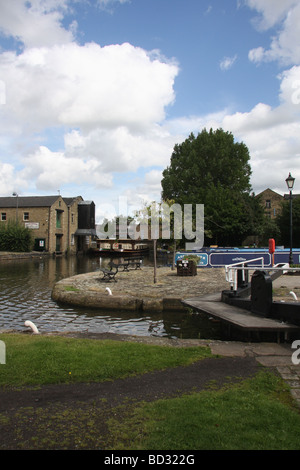 Bassin de Brighouse sur Calder & Navigation Hebble, Brighouse, West Yorkshire Banque D'Images