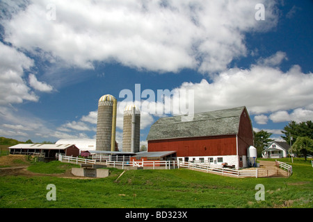 Grange rouge sur une ferme à Vernon Comté Wisconsin USA Banque D'Images