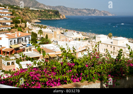 Vue sur la plage de Burriana Playa de Nerja sur la Costa del Sol Espagne Banque D'Images