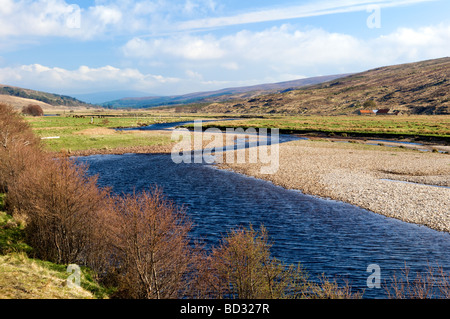 La belle rivière Cassley Cassley, Glen Sutherland, en Ecosse sur une journée de printemps ensoleillée Banque D'Images