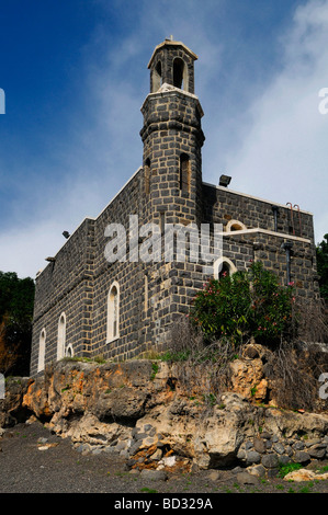 Église de la primauté de Saint Pierre construit en 1933 qui intègre certaines parties d'une église du 4ème siècle situé à Tabgha près de Capharnaüm en Israël Banque D'Images