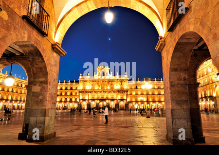 L'Espagne, Salamanque : vue nocturne de la place centrale Plaza Mayor Banque D'Images