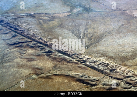 Vue aérienne de la faille de San Andreas dans la plaine de Carrizo de la Californie. Banque D'Images