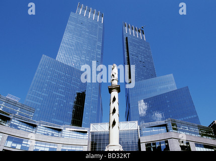 Deutsche Bank Centre, Columbus Circle sur Central Park West, New York. Gratte-ciel en verre et monument de Christophe Colomb. Horizon de New York. ÉTATS-UNIS Banque D'Images