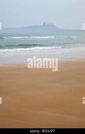 Château de Dunstanburgh en bruine de Embleton Bay, Northumberland, Angleterre du Nord-Est, Royaume-Uni Banque D'Images