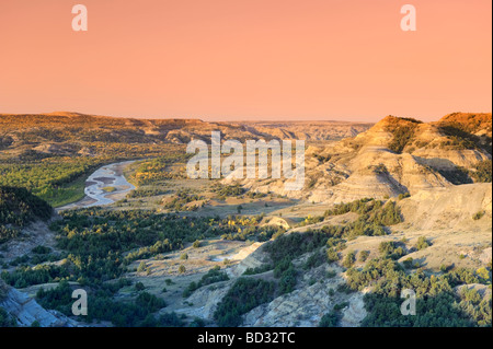 Petite Rivière Missouri River Bend et donnent sur le Parc National Theodore Roosevelt Unité Nord Dakota du Nord USA Banque D'Images