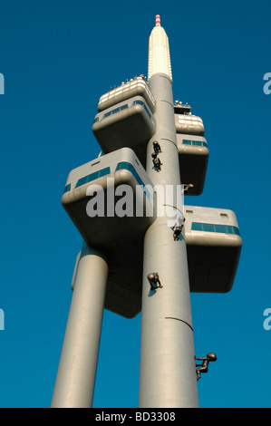 Le géant de la tour de la télévision Zizkov avec émetteur rampant 'bébés' dans le quartier Zizkov Prague République Tchèque Banque D'Images