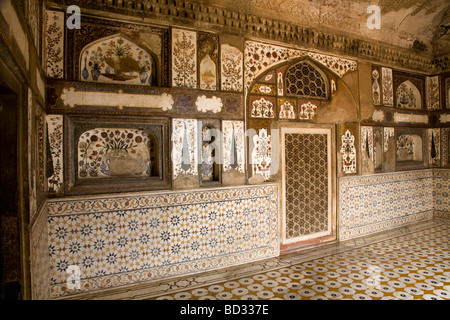 L'intérieur d'une pièce ou d'antichambre d'Itmad-ud-Daulah mausolée. L'Agra. L'Inde. Banque D'Images