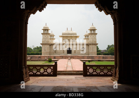 Itmad-ud-Daulah dome du tombeau mausolée. L'Agra. L'Inde. Banque D'Images