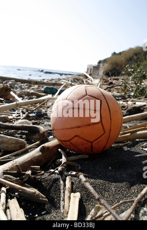 Un terrain de football et les débris échoués sur mer Banque D'Images