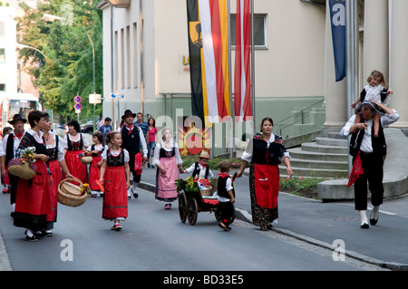 Certains danseurs en costumes traditionnels du Tyrol Banque D'Images