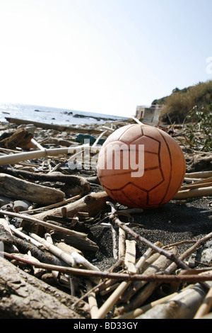 Un terrain de football et les débris échoués sur mer Banque D'Images