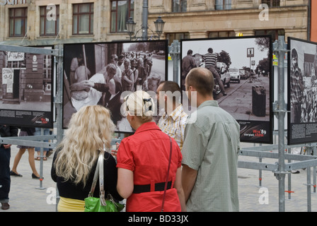 Du pain et des lignes d'essence dans le centre historique de Wrocław photos juin 1989, l'effondrement du communisme, affiche juin 2009, Wrocław, Pologne Banque D'Images