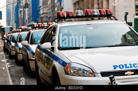 Une ligne de la police de NYPD voitures garées dans les rues de New York Banque D'Images