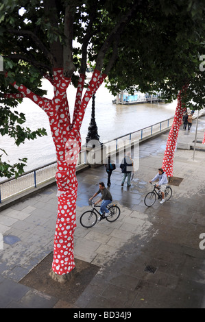Œuvre appelée Ascension de Polkadots sur les arbres par Yayoi Kusama le long de la Southbank à Londres, Royaume-Uni Banque D'Images