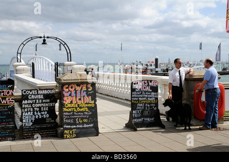 Trinity Landing et sortie en bateau panneaux publicitaires Cowes, île de Wight dans le sud de l'Angleterre UK Banque D'Images