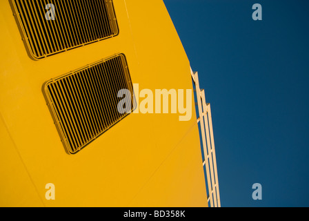 Semi abstraite de la ventilation de la salle des vents traversiers acier jaune et bleu ciel Banque D'Images