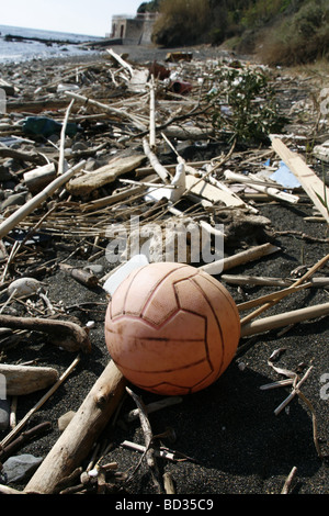 Un terrain de football et les débris échoués sur mer Banque D'Images