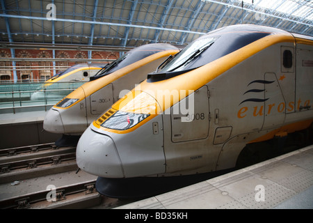 Les trains Eurostar sont debout sur une plate-forme à St Pancras International Station, London, UK Banque D'Images