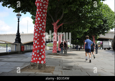Œuvre appelée Ascension de Polkadots sur les arbres par Yayoi Kusama le long de la Southbank à Londres, Royaume-Uni Banque D'Images