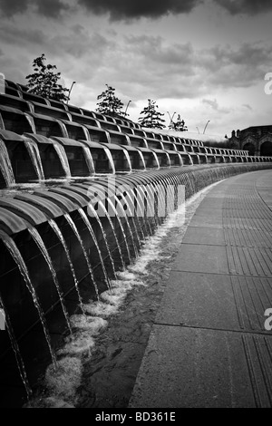 La cascade d'eau à la place de la Gerbe, à l'extérieur de la gare de Sheffield. Banque D'Images