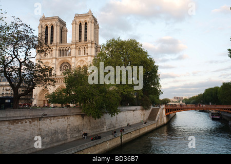 Notre Dame sur la rive de la Seine à Paris, France Banque D'Images