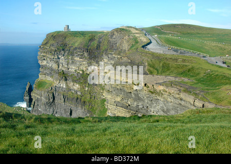 Les falaises de Moher, O'Brien's Tower, comté de Clare, Irlande Banque D'Images