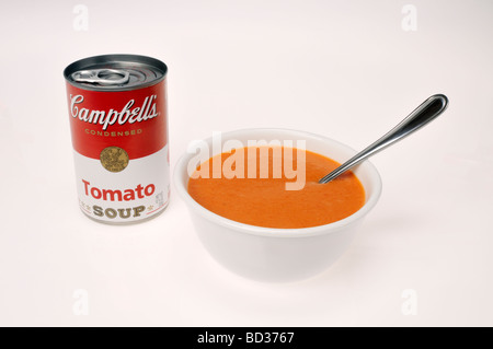 Peut de Campbell's Tomato Soup avec bol de soupe de tomate sur fond blanc. Banque D'Images