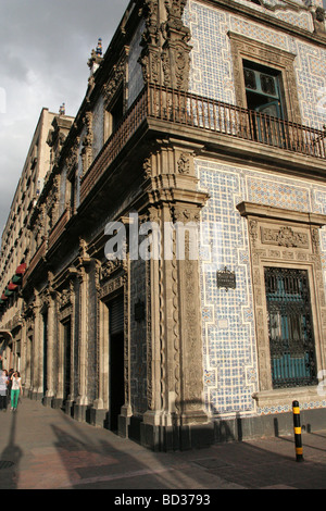 Restaurant Sanborns ( chambre des carreaux) avec sa façade en tuiles colorées, célèbre à cause des raisons historiques. La ville de Mexico Banque D'Images