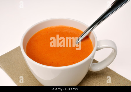 Tasse de soupe aux tomates avec cuillère Banque D'Images