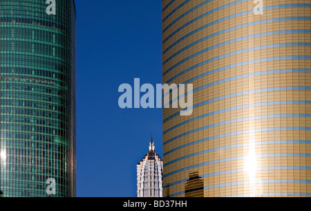 Gratte-ciel de Pudong au crépuscule Banque D'Images